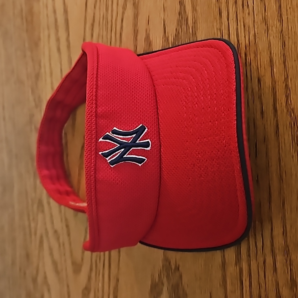 NIKE MLB New York Yankees Red Visor